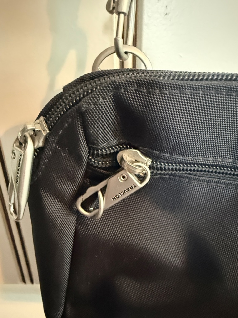 Travelon Like New Black Crossbody Silver Hardware 5 Point Anti Theft Security - Picture 5 of 9
